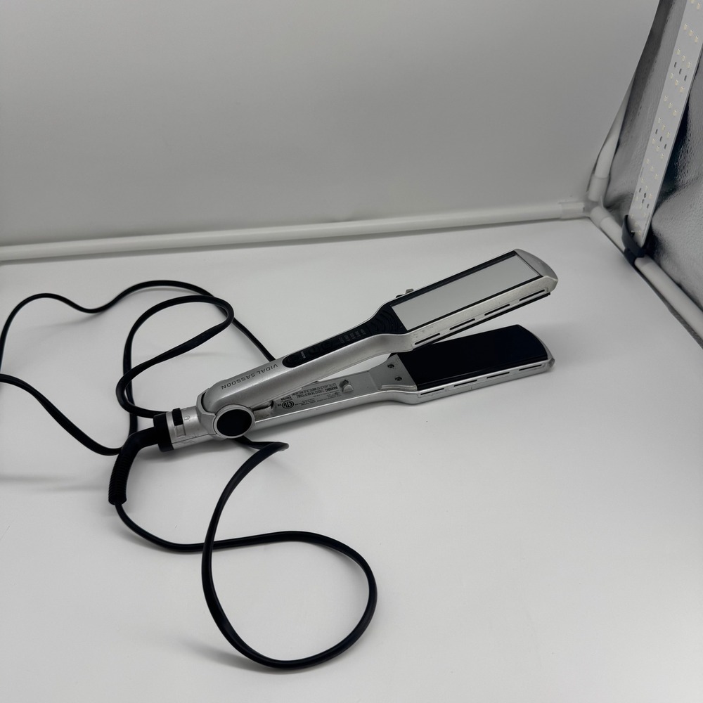 Vidal Sassoon VSST2980 Ceramic Flat Iron Hair Straightener Silver 1.5 Inch 400F